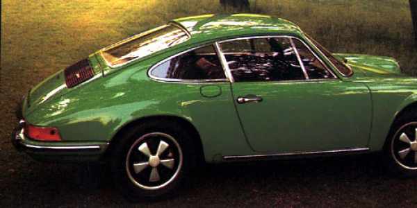 A green 1972 911 T with flap for the oil tank behind the right door.
