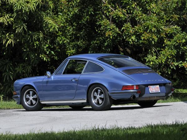 A blue Porche 911 2.4 S seen from behind
